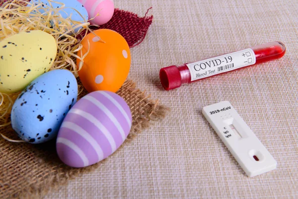Wielkanoc Sezonie Kwarantanny Koronawirusowej Tradycyjne Jaja Test Krwi Covida — Zdjęcie stockowe