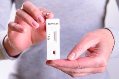 Hızlı Covid-19 Coronavirus test kaseti antikor veya sars-cov-2 virüs hastalığı için yakın plan salgın konsepti