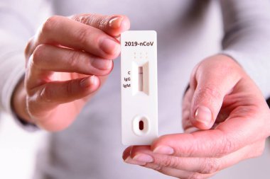 Hızlı Covid-19 Coronavirus test kaseti antikor veya sars-cov-2 virüs hastalığı için yakın plan salgın konsepti