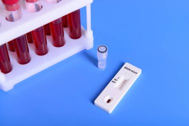 Rapid Covid-19 Coronavirus test kaseti antikor veya sars-cov-2 virüs hastalığı ve kan testi tüpü salgını konsepti için yakın plan