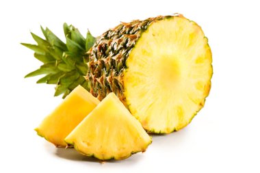 ananas sulu sarı meyve dilimler ve yaprak ile izole beyaz arka grubunda