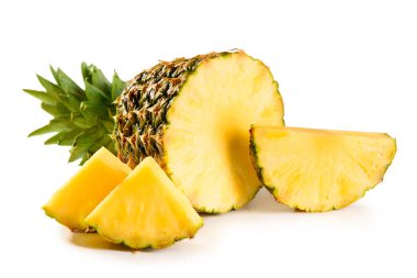 ananas sulu sarı meyve dilimler ve yaprak ile izole beyaz arka grubunda