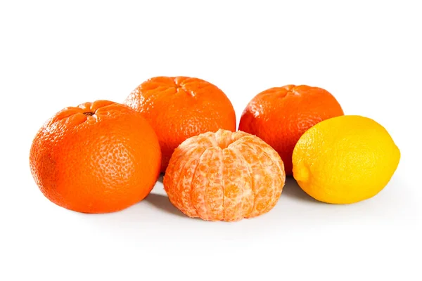 Érett Teljes Hámozott Mandarin Citrom Citrusfélék Izolált Fehér Háttér Makró — Stock Fotó