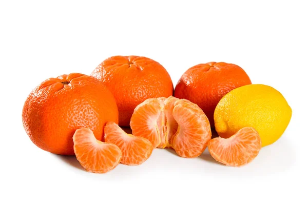Érett Teljes Hámozott Mandarin Citrom Citrusfélék Izolált Fehér Háttér Makró — Stock Fotó