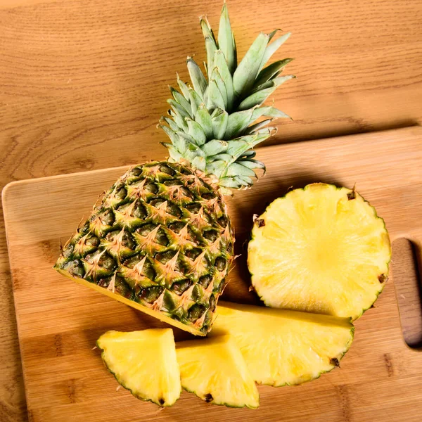 Piña Jugosa Fruta Amarilla Con Rodajas Hojas Sobre Fondo Madera —  Fotos de Stock