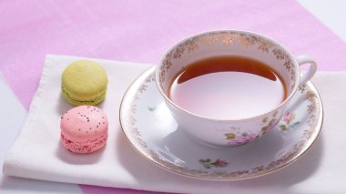 Çay ile acıbadem kurabiyesi