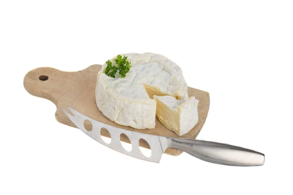Sýr Hermelín nakrájíme na dřevěném prkénku — Stock fotografie