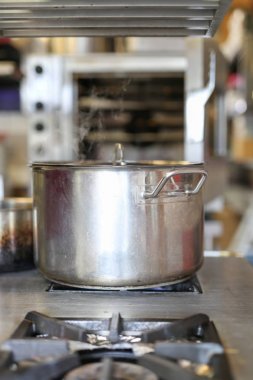 Bir mutfakta yemek marmite