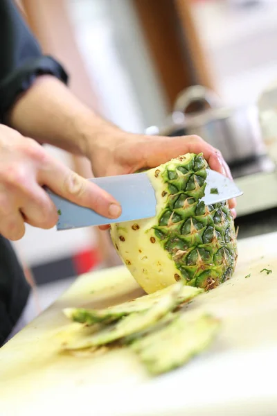 Bir ananas kesme Cook