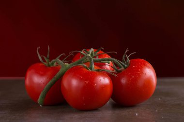 koyu arka plan üzerinde küme domates