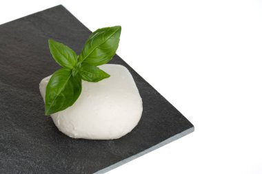 Mozzarella ve fesleğen kayrak üzerine