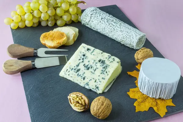 Bandeja de queso con uvas — Foto de Stock