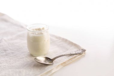 Kaşık ile cam kavanoza yoğurt