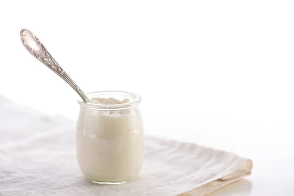 Joghurt im Glas mit Löffel — Stockfoto