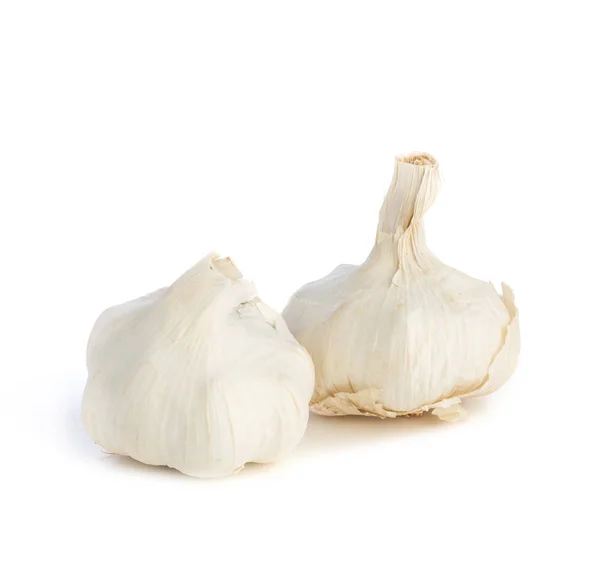 Due spicchi d'aglio isolati — Foto Stock