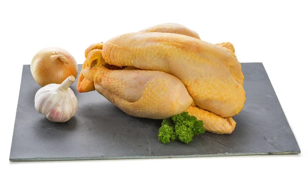 Сырая курица готова быть приготовленной на черной доске — стоковое фото