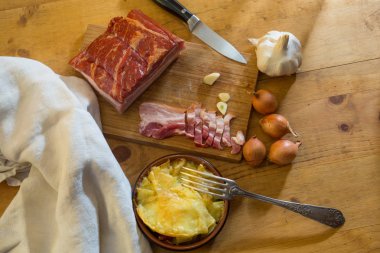 Domuz yağı ile kesme tahtası yanındaki küçük tartiflette