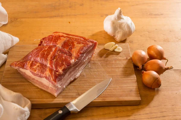 Sidfläsk på en skärbräda att göra bacon — Stockfoto