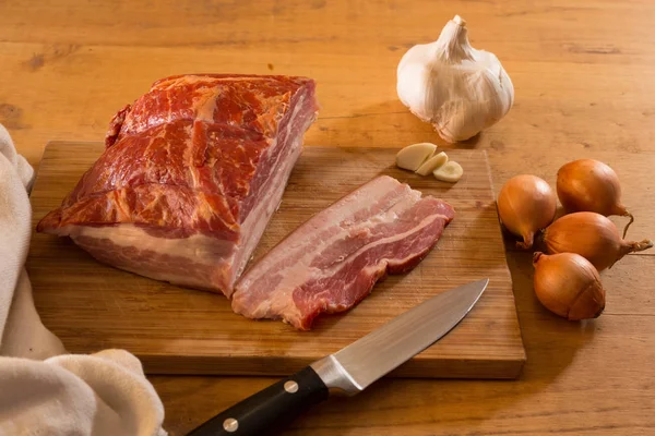 ベーコンを作るにまな板の上に豚バラ肉 — ストック写真