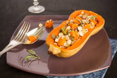 Yarım bir plaka üzerinde eski cutler ile sunulan Butternut fırında kesim