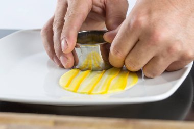 Adam kesme dilim kabak bir çerez kesici ile