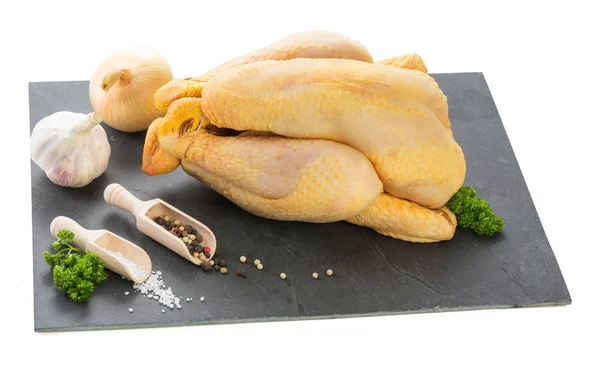Сырая курица готова быть приготовленной на черной доске — стоковое фото
