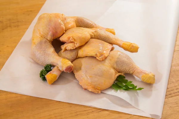 Gambe di pollo presentate su carta pergamena — Foto Stock