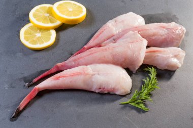 bir sayfa üzerinde sunulan maymunbalığı kuyrukları