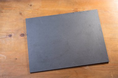 Ahşap baackground siyah arduvaz çanak