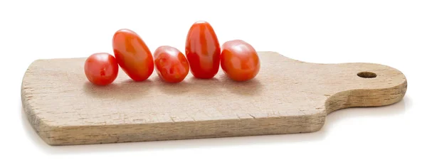Маленькие помидоры на деревянной доске — стоковое фото