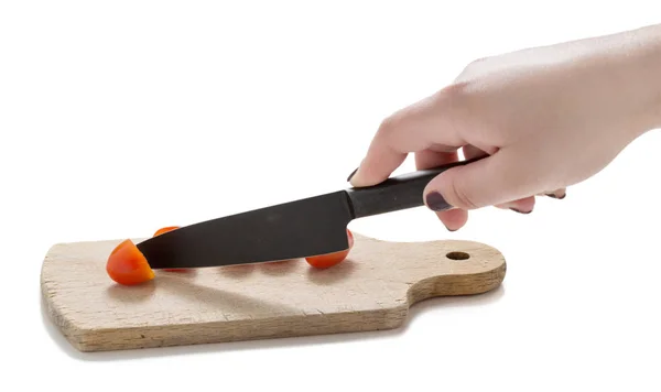 Piccoli pomodori su un tagliere di legno con coltello — Foto Stock