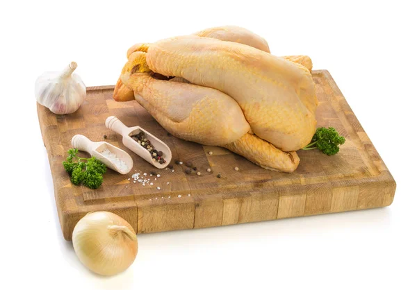Сырая курица готова к приготовлению на деревянной доске — стоковое фото