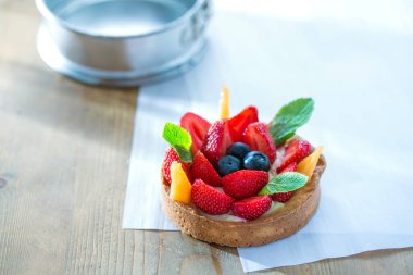 Kagit üzerinde meyve tart