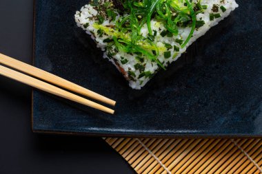 Amerikan dürüm ve çubuklu siyah tabak.