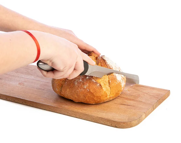 Beyaz Arka Planda Kesme Tahtasında Geleneksel Yuvarlak Ekmek Kesimi — Stok fotoğraf