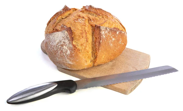 Beyaz Arka Planda Kesme Tahtası Olan Geleneksel Yuvarlak Ekmek — Stok fotoğraf