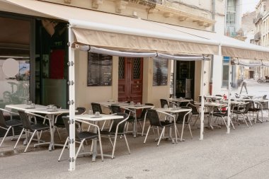 Caddedeki bir restoranın terası.