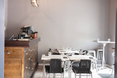 Bir şarap barının içi.