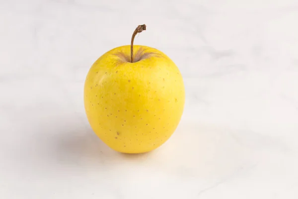 Όμορφο Κίτρινο Μήλο Μαρμάρινο Φόντο — Φωτογραφία Αρχείου
