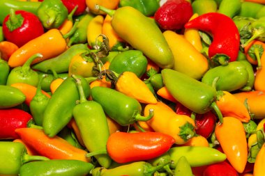 Pişirilmeye hazır bir sürü küçük kırmızı biber.