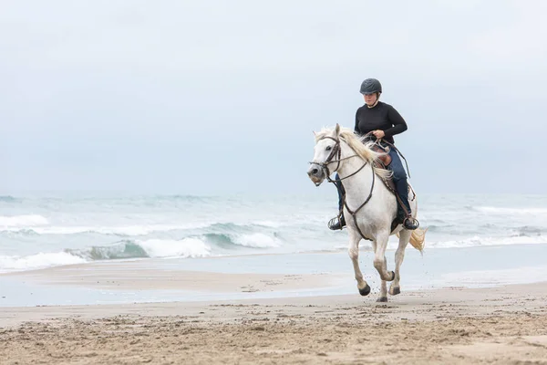 Mulher Cavalo Praia Dia Nublado — Fotografia de Stock