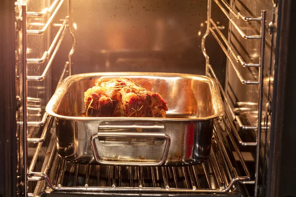 Daging Babi Panggang Dalam Hidangan Logam Dalam Oven — Stok Foto