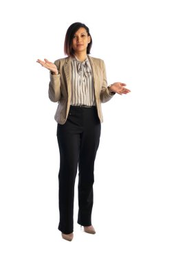 Beyaz bir arka planda bej silici ve siyah pantolon giymiş genç bir Asyalı kadın.