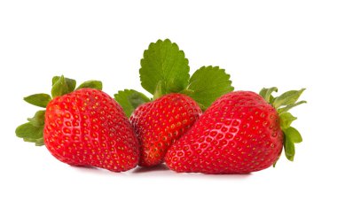 Beyaz bir sırt grubunda izole edilmiş taze çilekler.