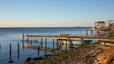 Gölet suyunda gün doğumu