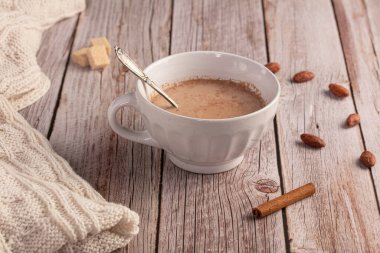 Sabah bir kase sıcak çikolata, ahşap bir masada.