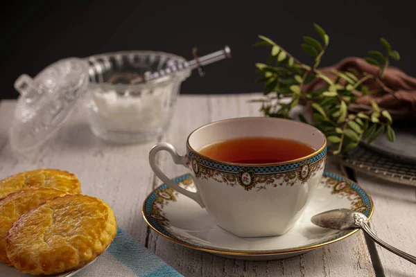 Egy Csésze Tea Keksszel Egy Fehér Asztalon — Stock Fotó