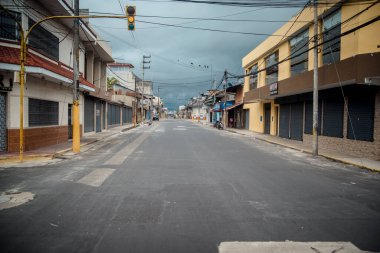 Yolun kenarında boş bir sokak sahnesi.