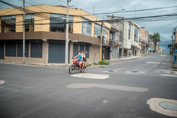 Un pueblo montando una moto en una calle de la ciudad — Foto de Stock