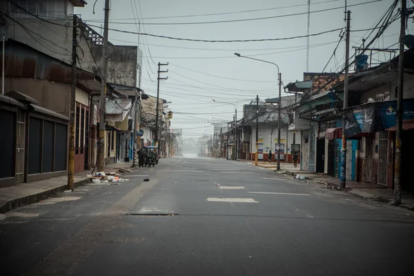 A view on the empty street before the storm — Stock Photo, Image